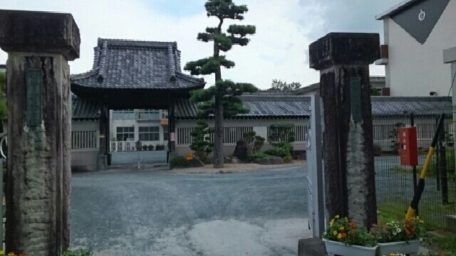 近くの新城小学校まで490m（徒歩7分）