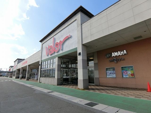 近くのバロー垂井店まで400m(徒歩5分)