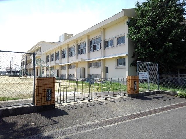 近くの国分南中学校まで800m（徒歩10分）