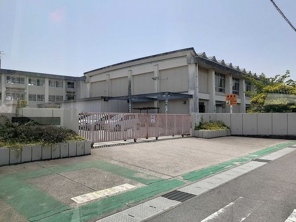 近くの小学校まで600m（徒歩8分）