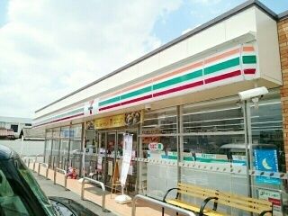 近くのコンビニまで700m（徒歩9分）