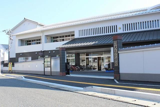 近くの大志小学校まで1,000m(徒歩13分)