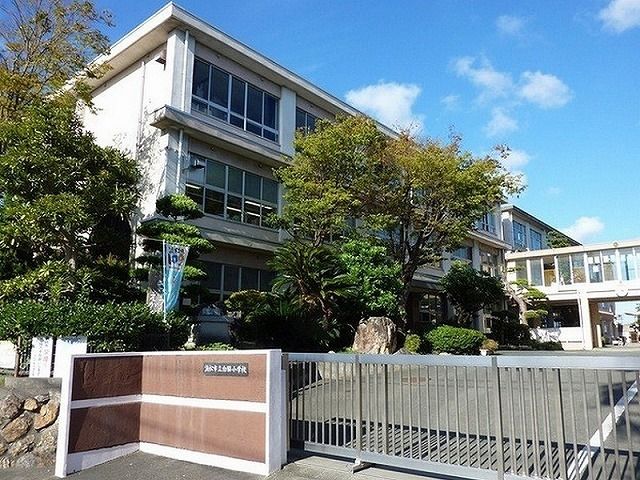近くの浜松市立白脇小学校まで800m（徒歩10分）