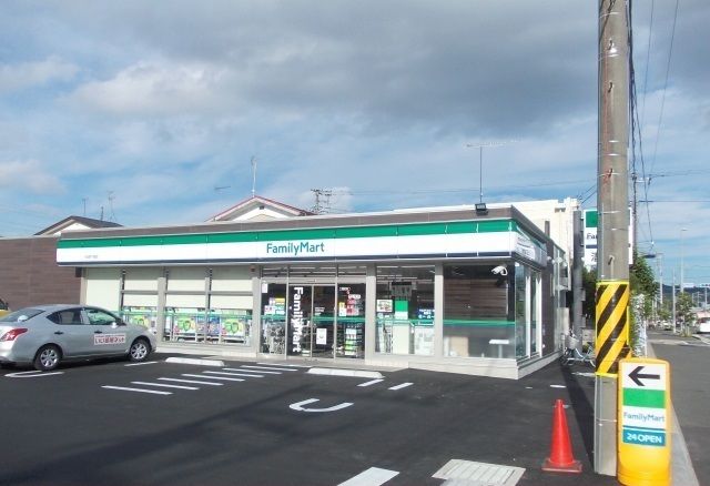 近くのファミリーマート下堀店まで450m(徒歩6分)