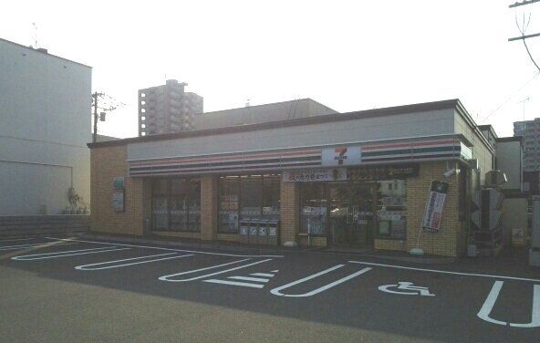 近くのセブンイレブンまで100m（徒歩2分）