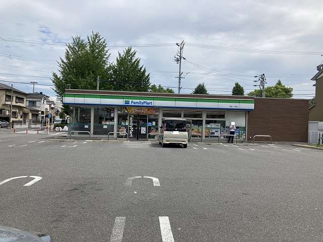 近くのファミリーマートまで150m(徒歩2分)