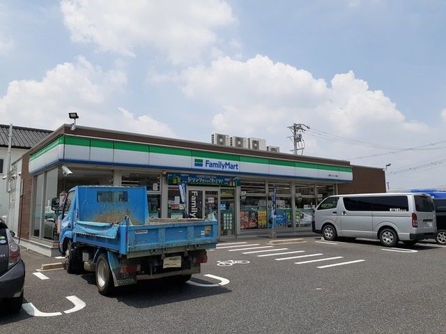 近くのファミリーマートまで550m（徒歩7分）