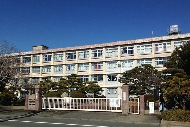 近くの浜松市立与進小学校まで950m(徒歩12分)