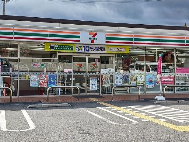 近くのセブンイレブン小野市役所前店まで700m（徒歩9分）