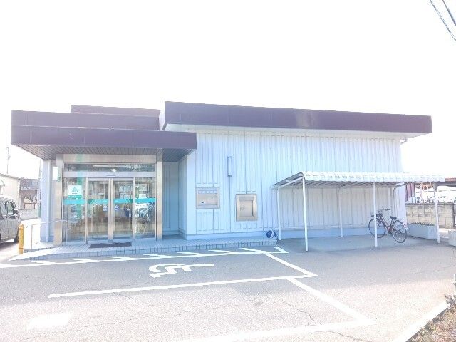 近くの八十二長野銀行安茂里支店まで700m(徒歩9分)