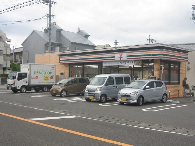 近くのセブンイレブンまで750m（徒歩10分）