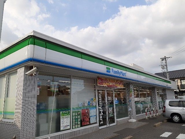 近くのファミリーマートまで450m（徒歩6分）