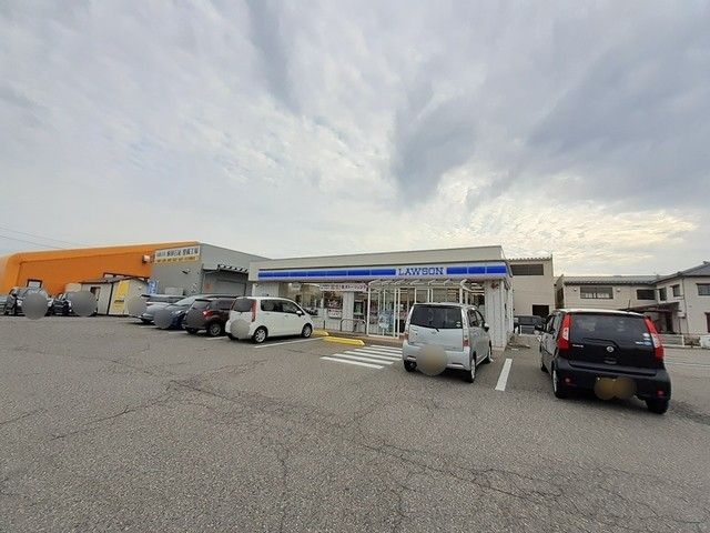 近くのローソン燕杣木店まで250m（徒歩4分）