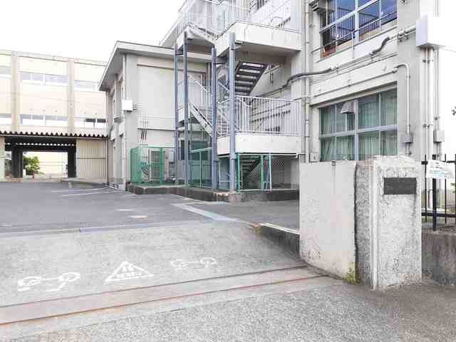 近くの一宮市立　西成小学校まで800m（徒歩10分）