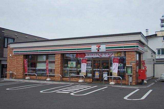 近くのセブンイレブン旭川新富２条店まで230m（徒歩3分）