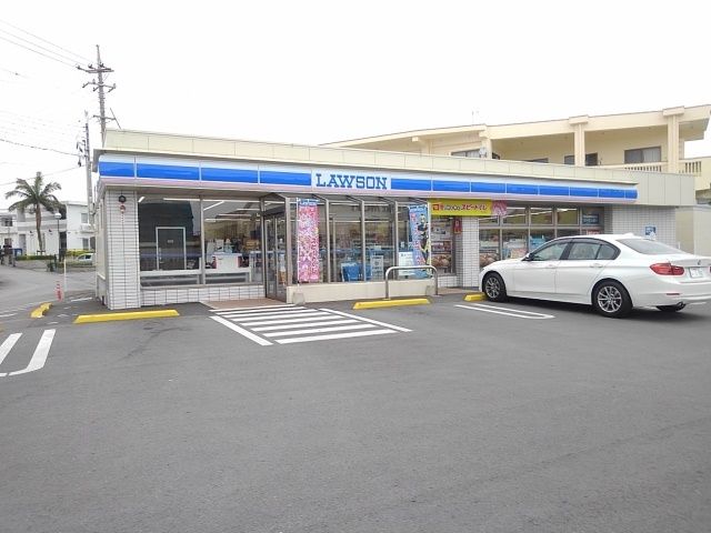 近くのローソンうるま赤道店まで300m（徒歩4分）