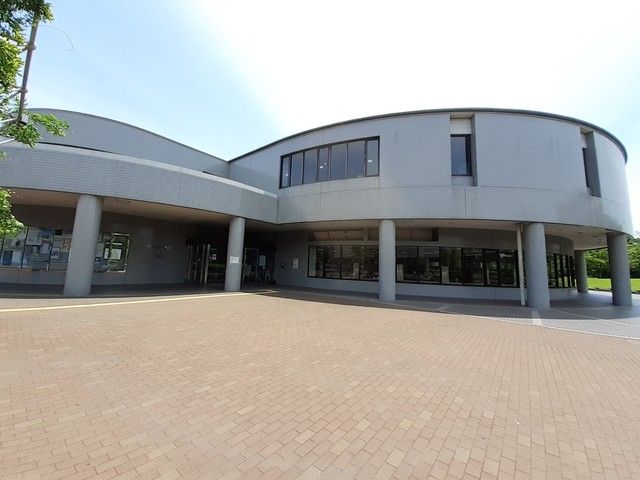 近くの加古川市立中央図書館まで1,211m（徒歩16分）