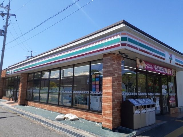 近くのセブンイレブン様まで990m（徒歩13分）