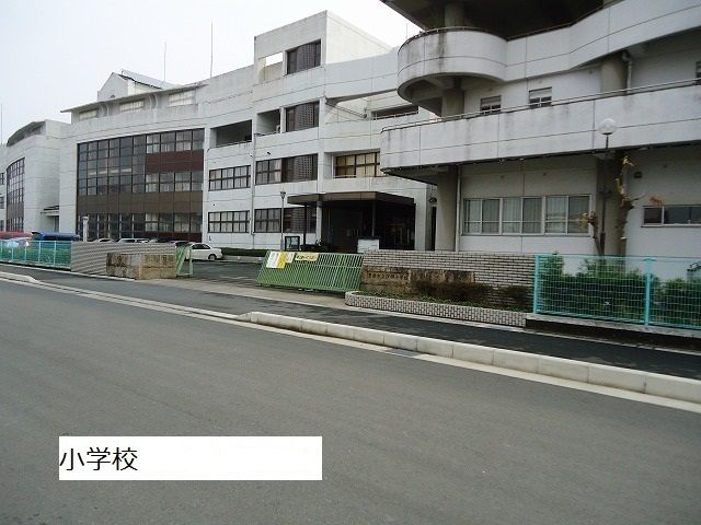 近くの汐田小学校まで1,100m（徒歩14分）