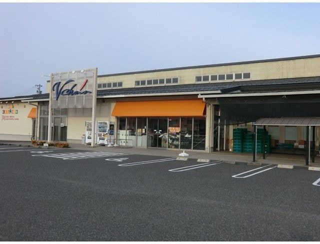 近くのブイチェーン坂下店まで90m（徒歩2分）