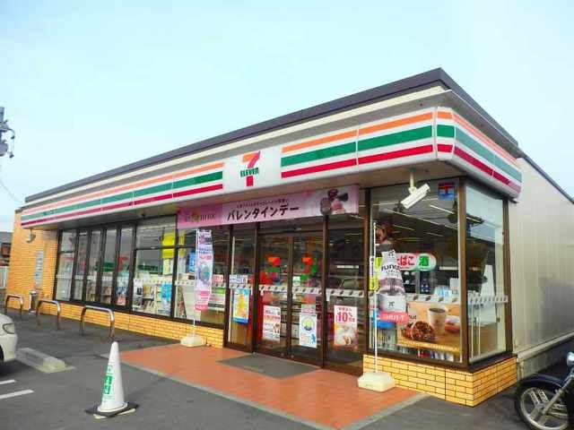 近くのセブンイレブン桑名多度町香取店まで500m（徒歩7分）