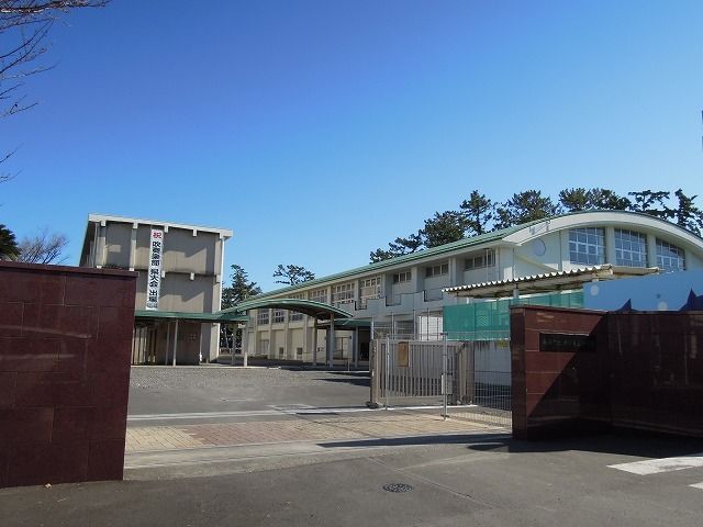 近くの第五中学校まで1,100m（徒歩14分）