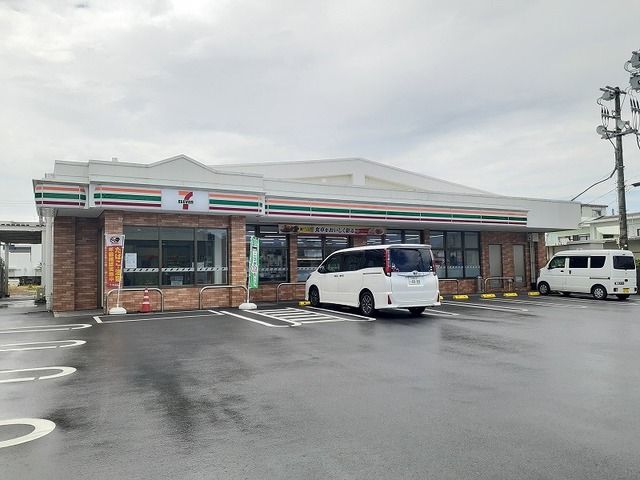近くのセブンイレブン喜名店まで230m（徒歩3分）