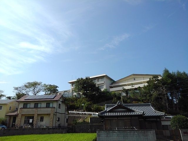 近くの多度津町立白方小学校まで1,300m(徒歩17分)