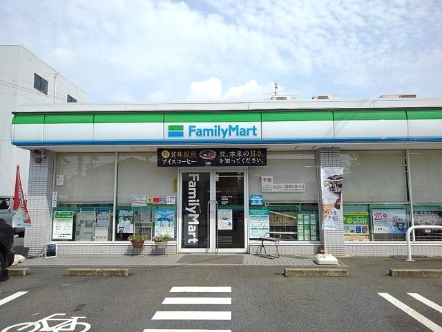 近くのファミリーマートまで300m(徒歩4分)