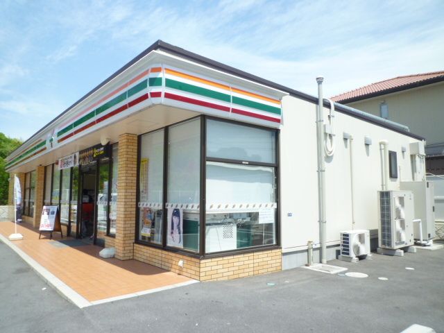 近くのセブンイレブン保津店まで1,400m（徒歩18分）
