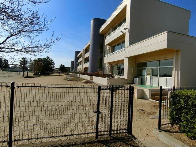 近くの太田市立綿打小学校まで520m（徒歩7分）