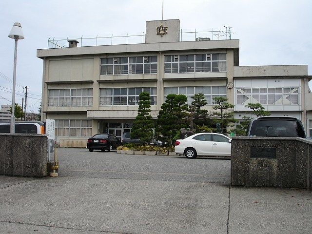 近くの木津小学校まで300m（徒歩4分）