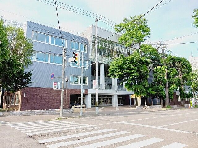 近くの札幌市立桑園小学校まで1,100m（徒歩14分）