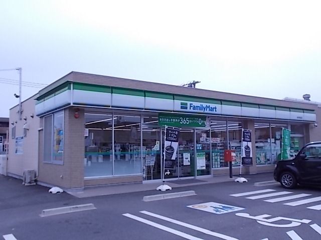 近くのファミリーマート岐阜あかなべ店まで90m（徒歩2分）