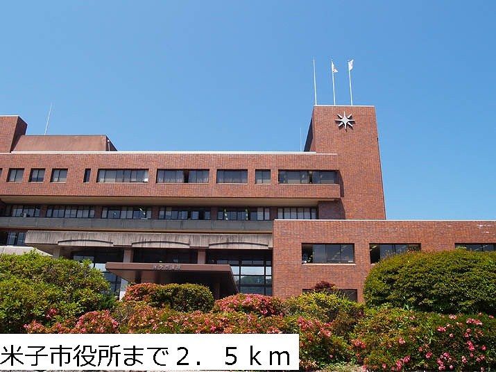 近くの役所まで2,500m（徒歩32分）
