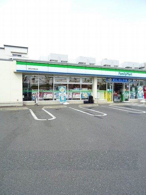 近くのファミリーマート小作坂上店まで500m（徒歩7分）