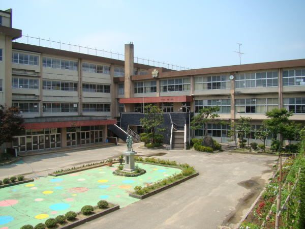 近くの小学校まで600m（徒歩8分）