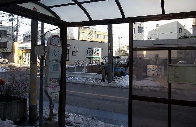 近くの新作バス停まで300m（徒歩4分）