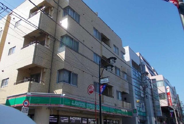 近くのローソンストア１００まで750m（徒歩10分）