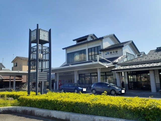 近くのJR高月駅まで1,300m（徒歩17分）