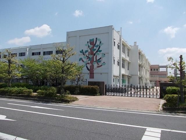 近くの草津小学校まで884m（徒歩12分）