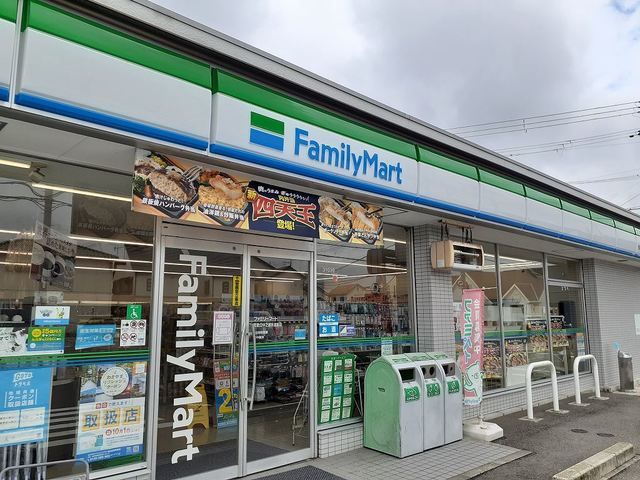近くのファミリーマート水道路店様まで650m（徒歩9分）