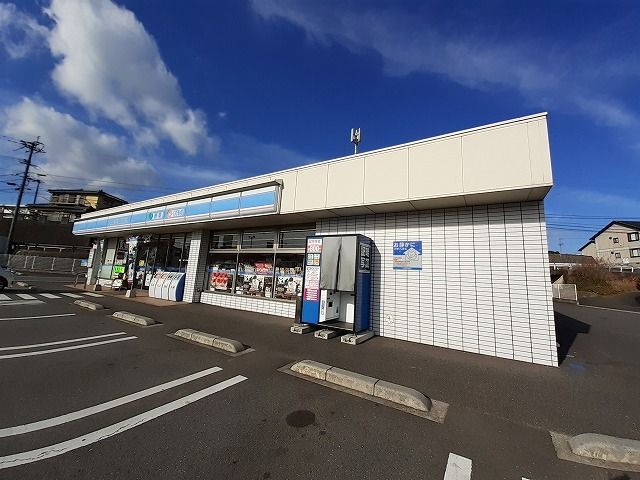 近くのコンビニまで300m（徒歩4分）