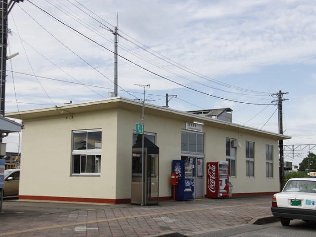 近くのあいの風とやま鉄道西高岡駅まで850m（徒歩11分）