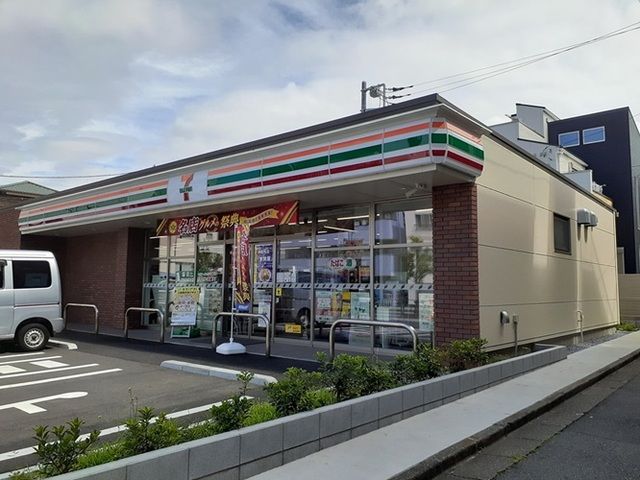 近くのセブンイレブンまで140m（徒歩2分）