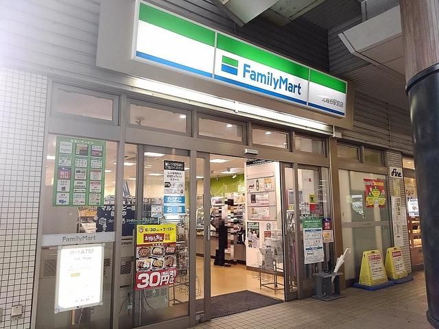 近くのファミリーマト北越谷駅前店まで220m(徒歩3分)