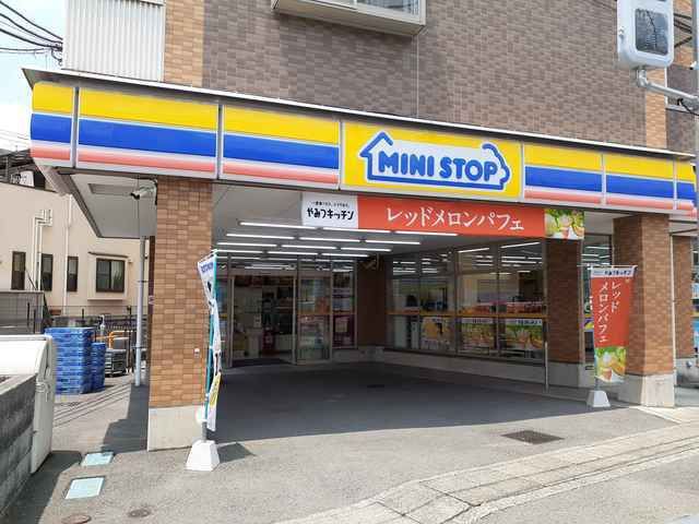 近くのミニストップまで350m（徒歩5分）