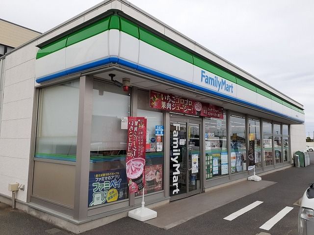 近くのファミリーマートまで220m（徒歩3分）