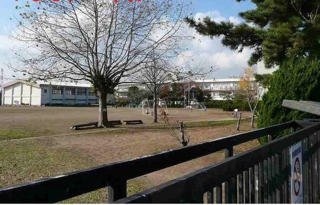 近くの神栖市立軽野東小学校まで70m（徒歩1分）