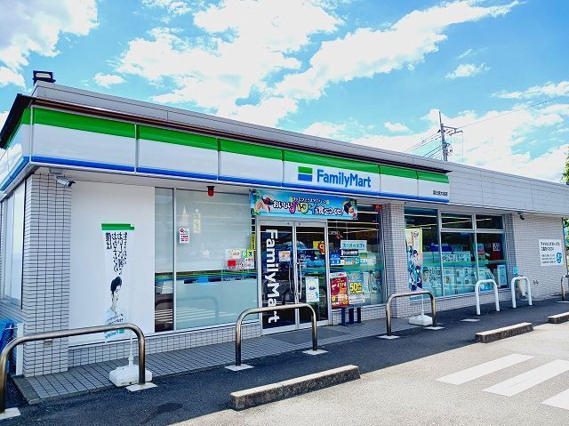 近くのファミリーマート富士宮大岩店まで900m（徒歩12分）